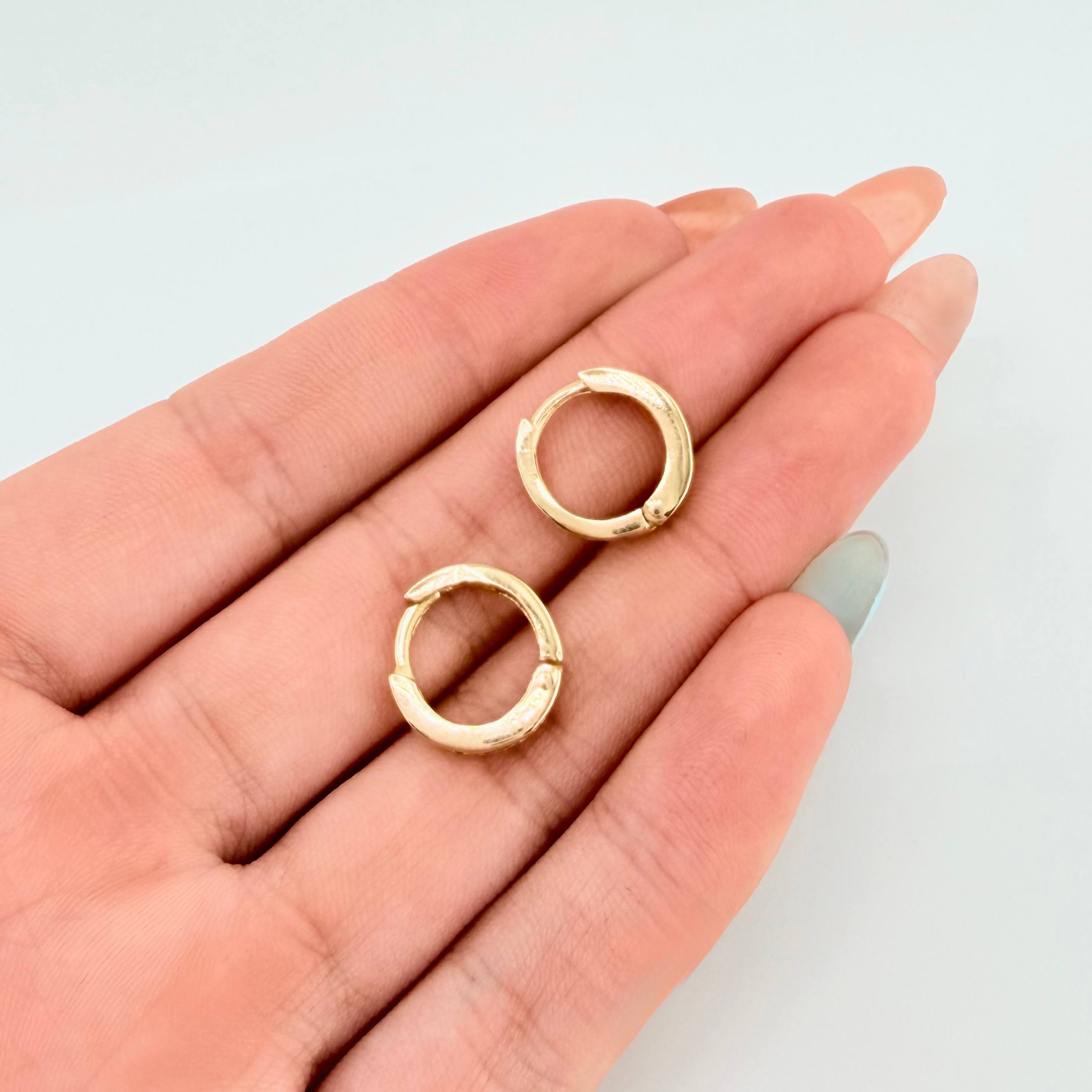 Candongas Carril Encerrado Esmeraldas 35pts 3.1gr / 1.4cm / Oro Amarillo 18K *