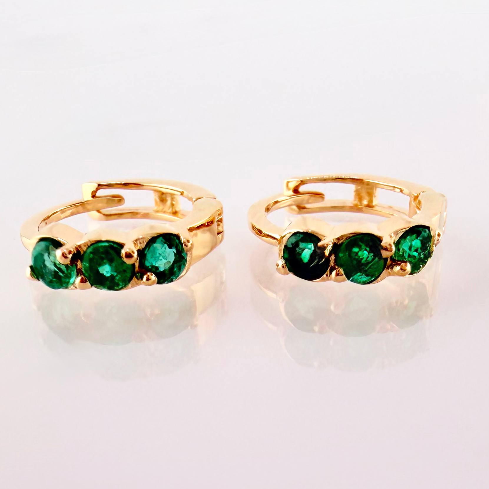 Candongas Trio Abultado Esmeraldas 31pts 1.65gr / 1.3cm / Oro Amarillo 18K *