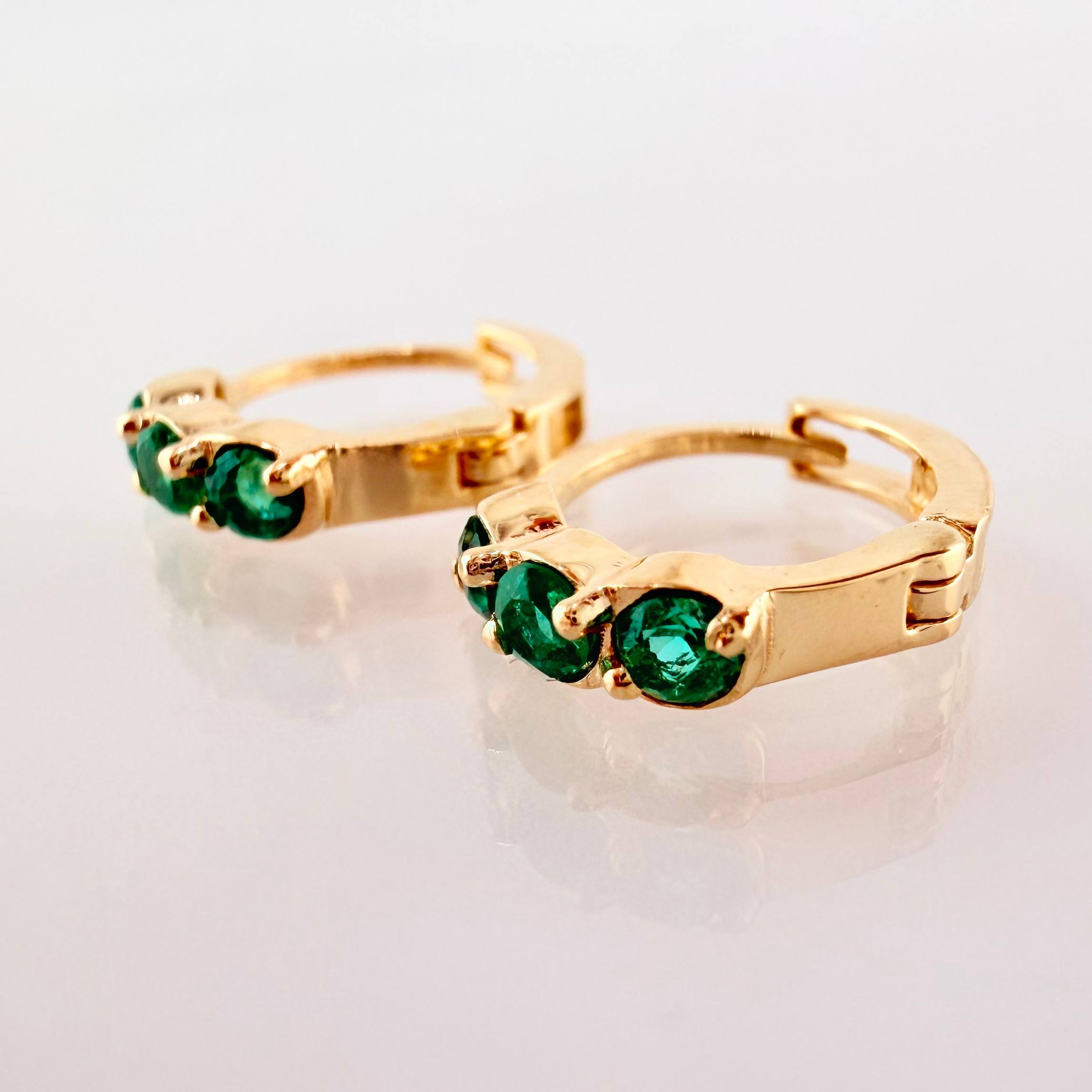 Candongas Trio Abultado Esmeraldas 31pts 1.65gr / 1.3cm / Oro Amarillo 18K *