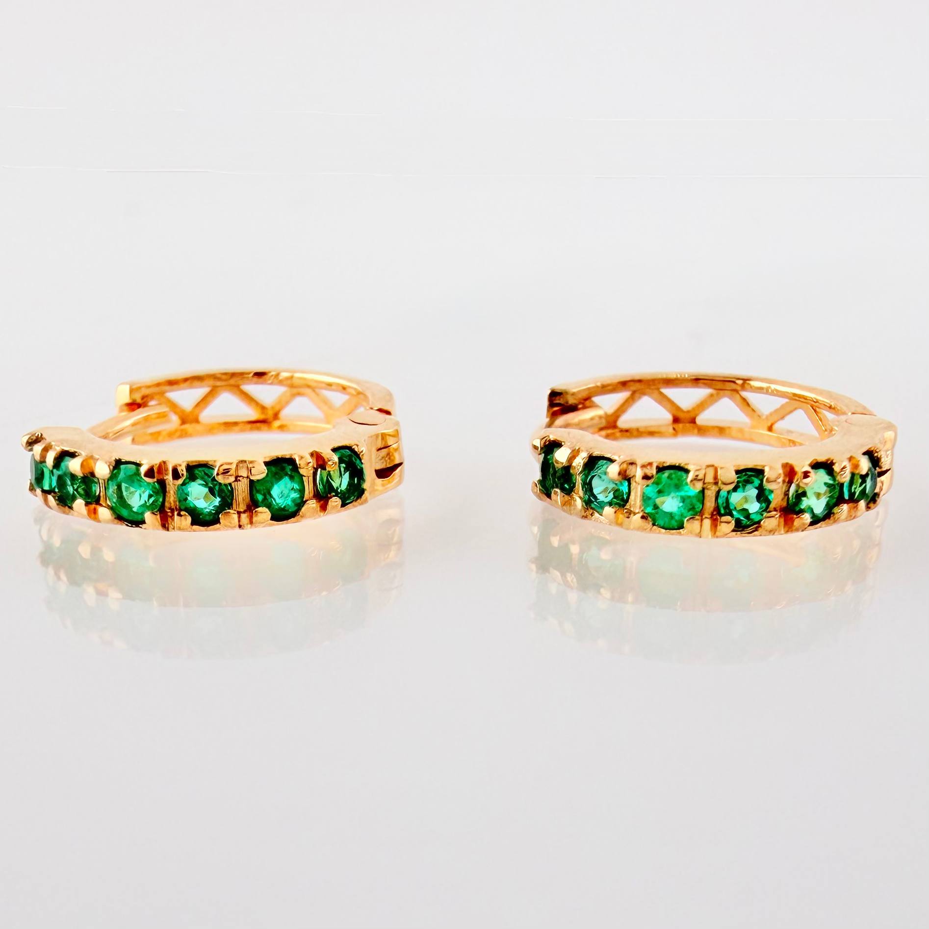 Candongas Carril Encerrado Esmeraldas 32pts 1.6gr / 1.1cm / Oro Amarillo 18K *