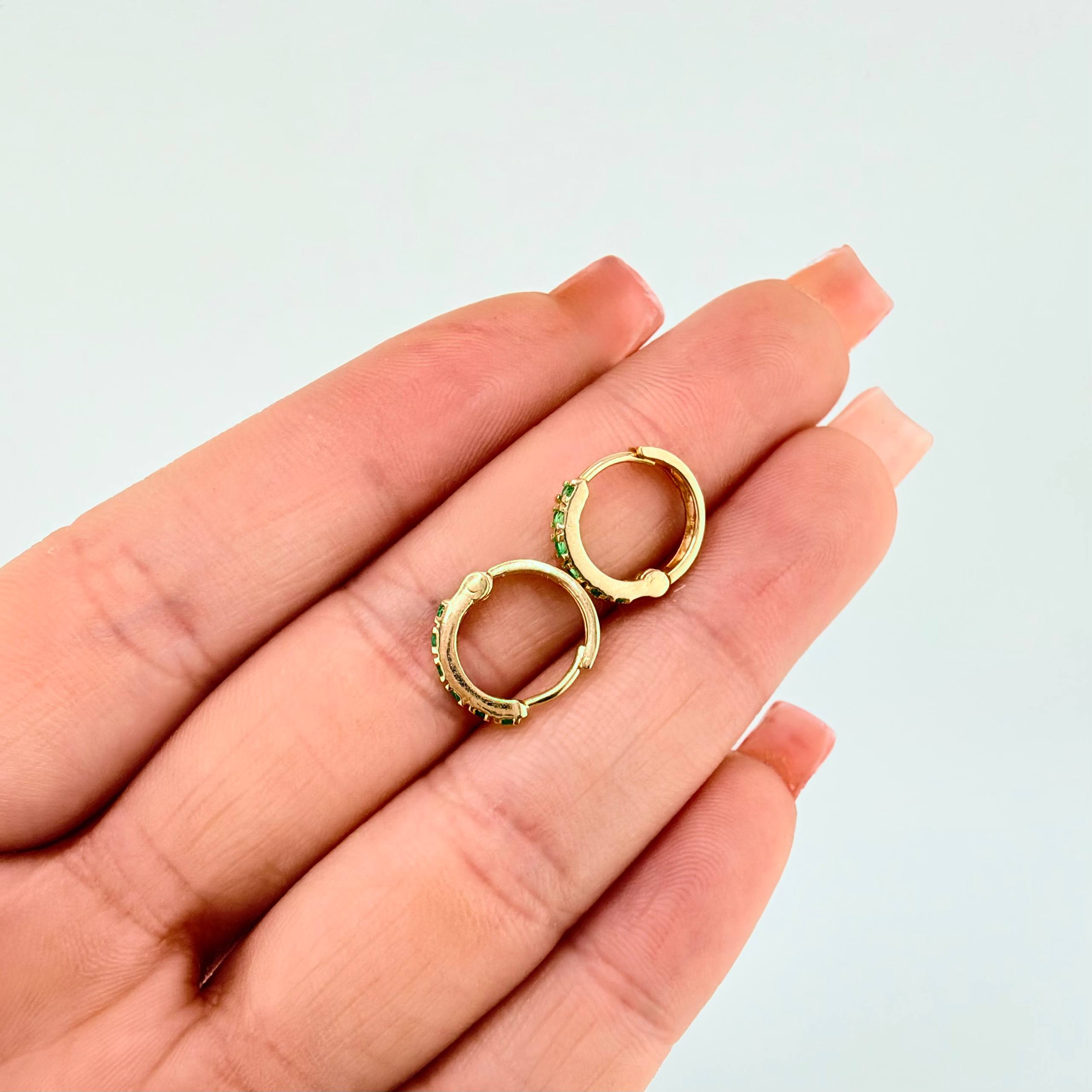 Candongas Carril Encerrado Esmeraldas 32pts 1.6gr / 1.1cm / Oro Amarillo 18K *