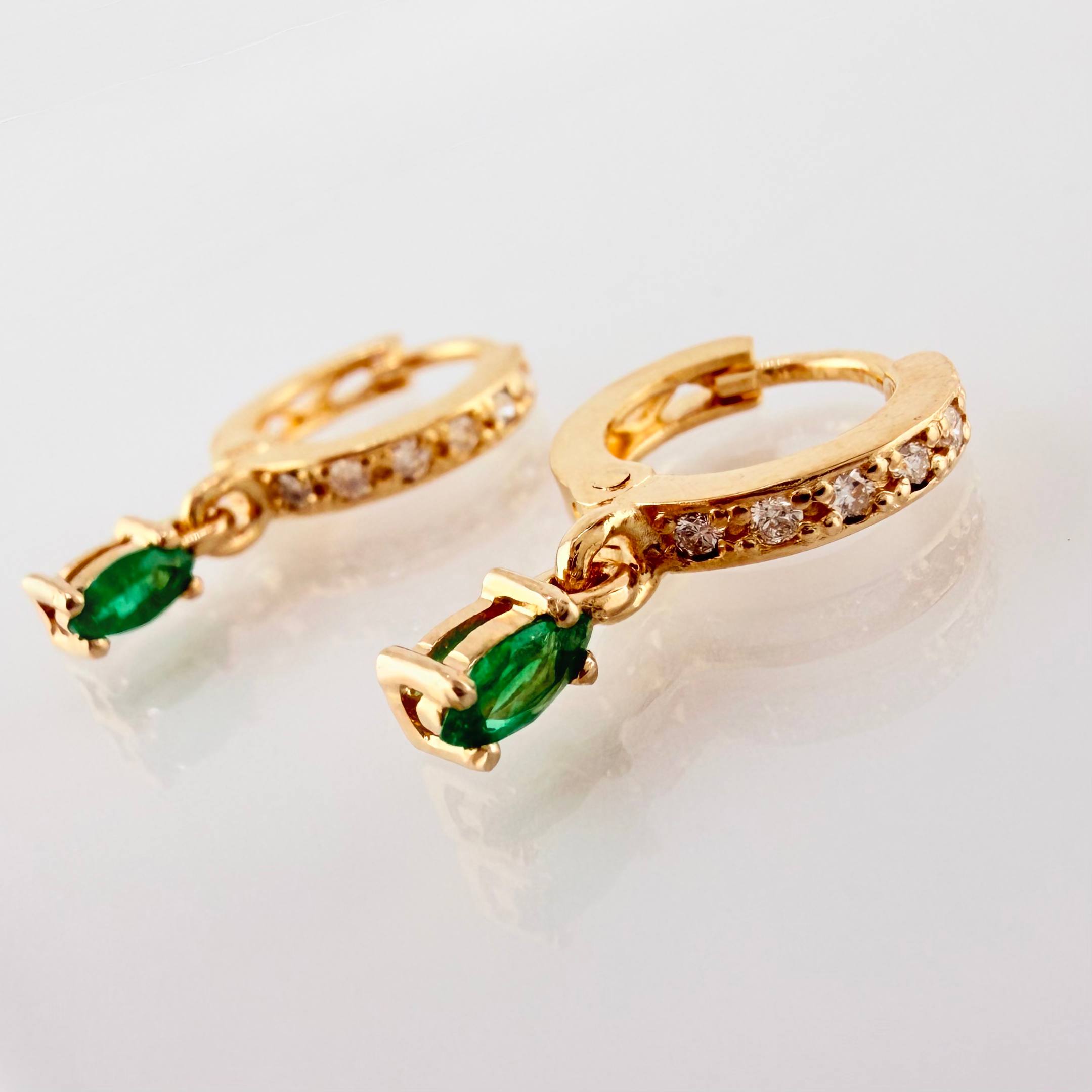 Candongas Rectangulos Colgantes Esmeraldas 30pts Diamantes 18pts 2.5gr / 1.9cm / Oro Amarillo 18K *