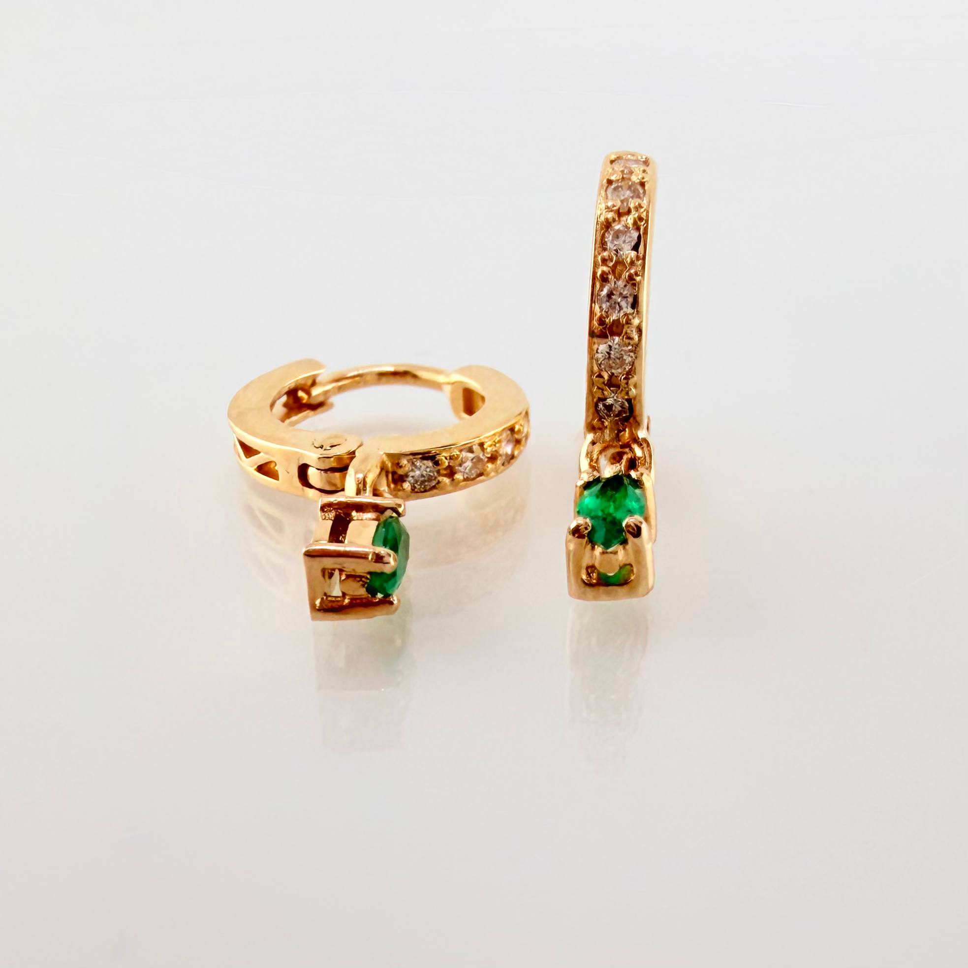 Candongas Rectangulos Colgantes Esmeraldas 30pts Diamantes 18pts 2.5gr / 1.9cm / Oro Amarillo 18K *