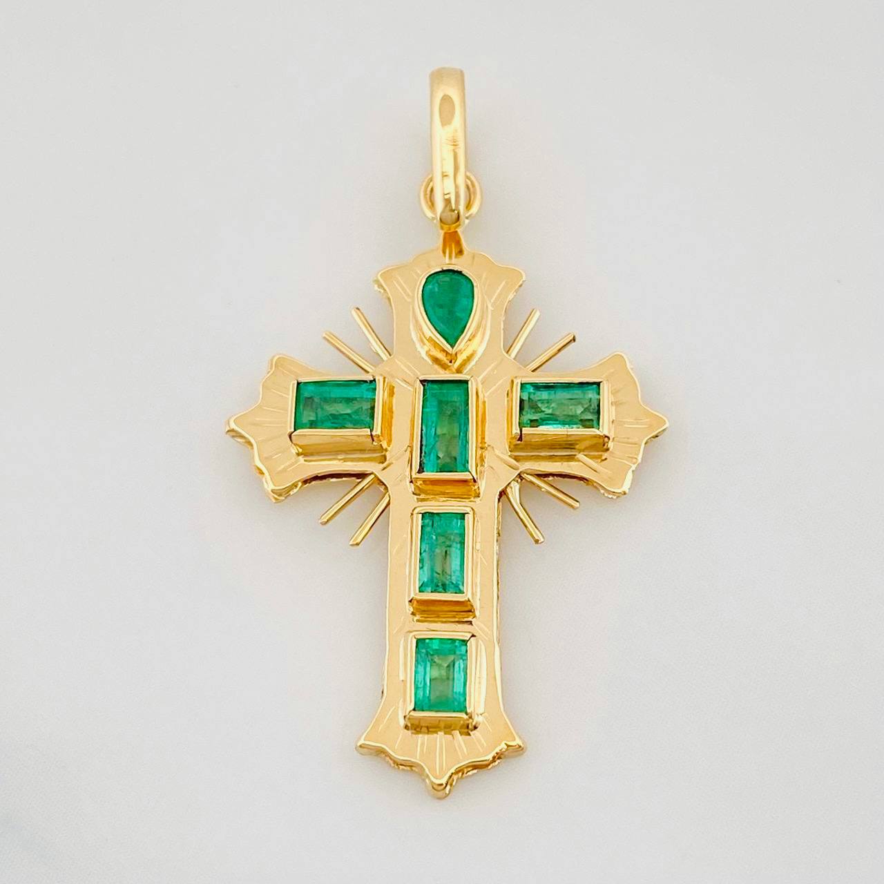 Dije Cruz Plana Esmeraldas 75pts 2.1g / 3.3cm Oro Amarillo 18K