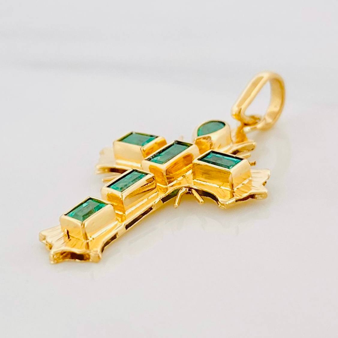 Dije Cruz Plana Esmeraldas 75pts 2.1g / 3.3cm Oro Amarillo 18K
