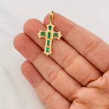 Dije Cruz Plana Esmeraldas 75pts 2.1g / 3.3cm Oro Amarillo 18K