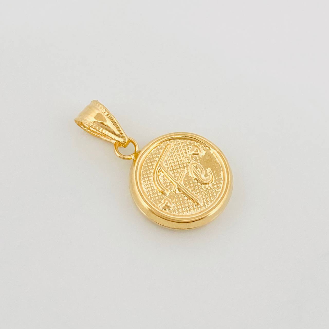 Dije Fe 0.9 g / 2.1 cm Oro Amarillo 18K
