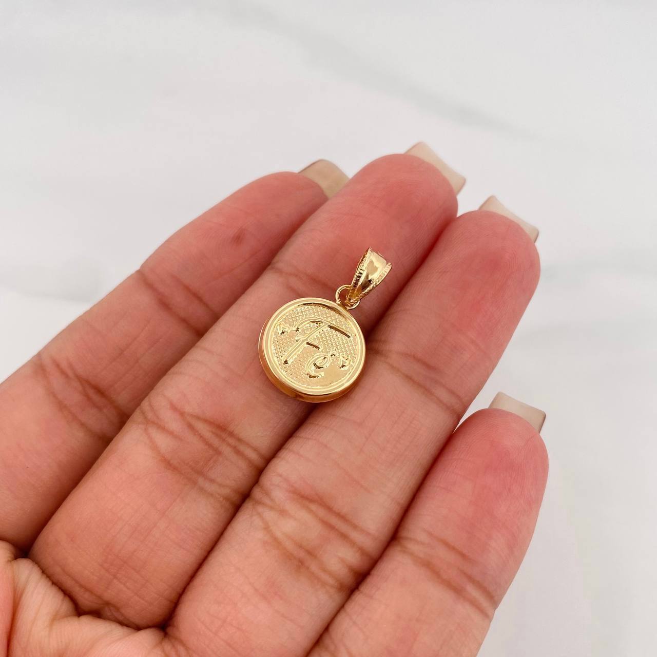Dije Fe 0.9 g / 2.1 cm Oro Amarillo 18K