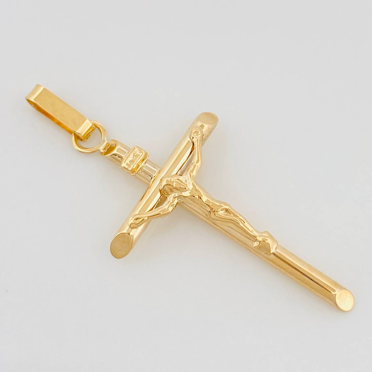 Dije Cruz Cristo Puntas Planas 1.2 g / 4.1 cm Oro Amarillo 18K