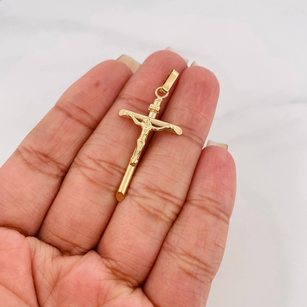 Dije Cruz Cristo Puntas Planas 1.2 g / 4.1 cm Oro Amarillo 18K