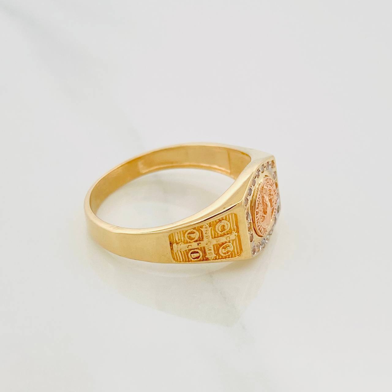 Anillo San Benito 4.65 g / T9 3/4 Tres Oros 18K