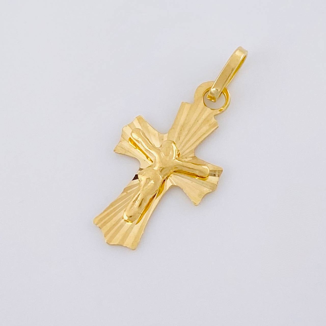 Dije Cruz Cristo Puntas Curvas 0.95g / 2.5cm Oro Amarillo 18K