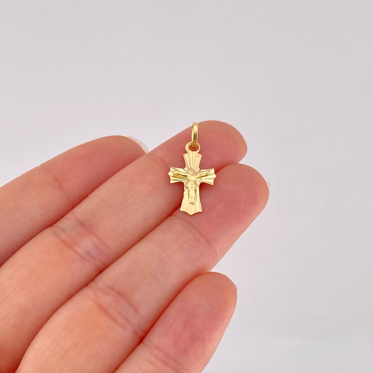 Dije Cruz Cristo Puntas Curvas 1.15g / 2.5cm Oro Amarillo 18K