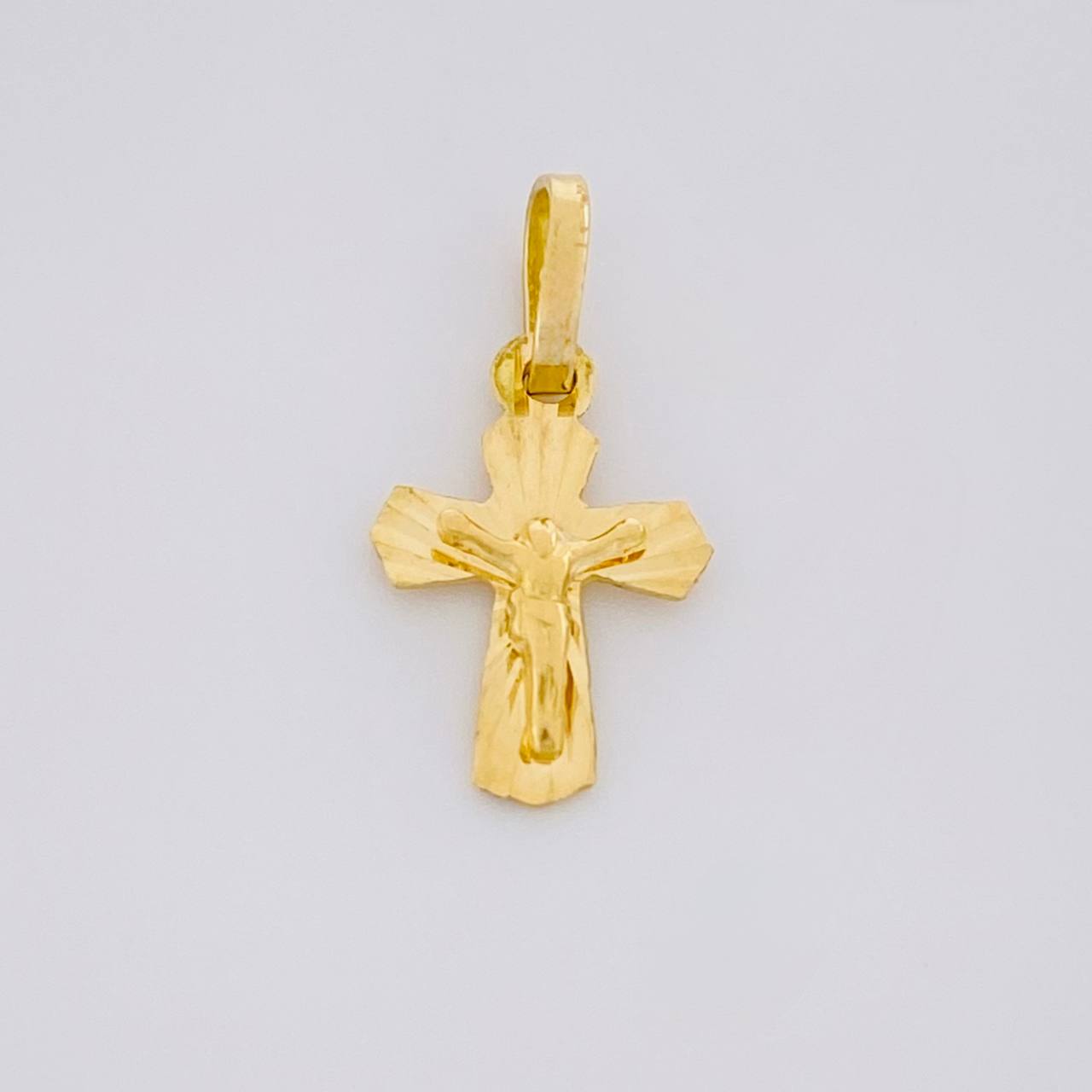 Dije Cruz Cristo Puntas Curvas 0.4g / 1.7cm Oro Amarillo 18K