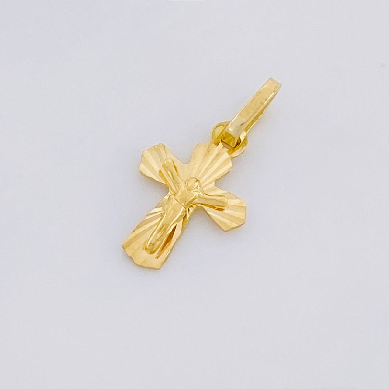 Dije Cruz Cristo Puntas Curvas 0.45g / 1.6cm Oro Amarillo 18K