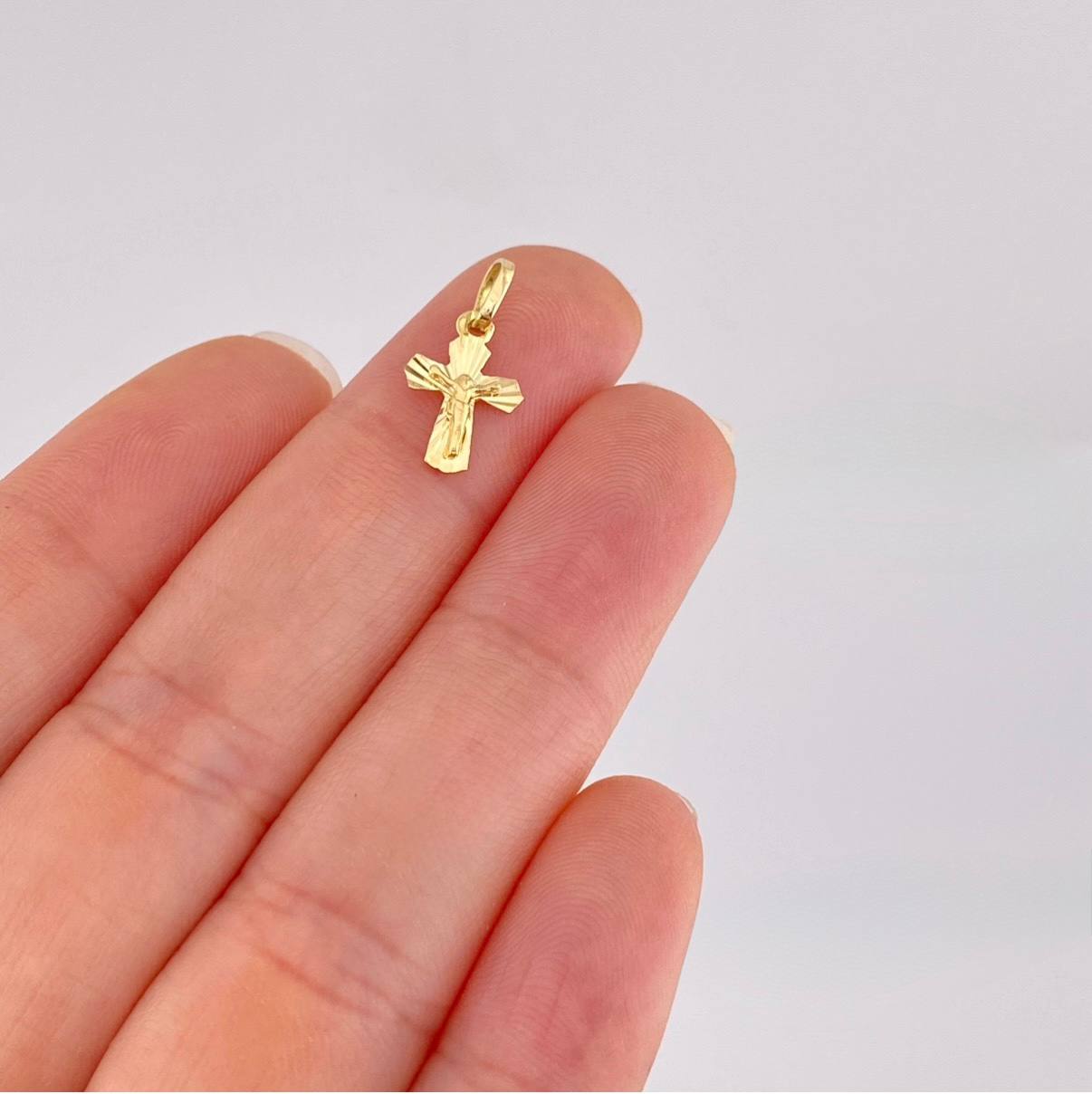 Dije Cruz Cristo Puntas Curvas 0.45g / 1.6cm Oro Amarillo 18K