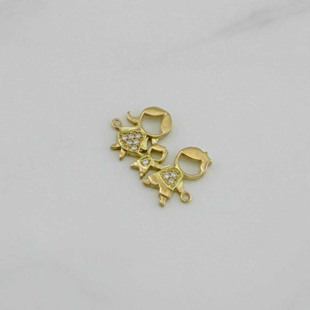 Herraje Familia Silueta 1.1 g / 1.9 cm Oro Amarillo 18K