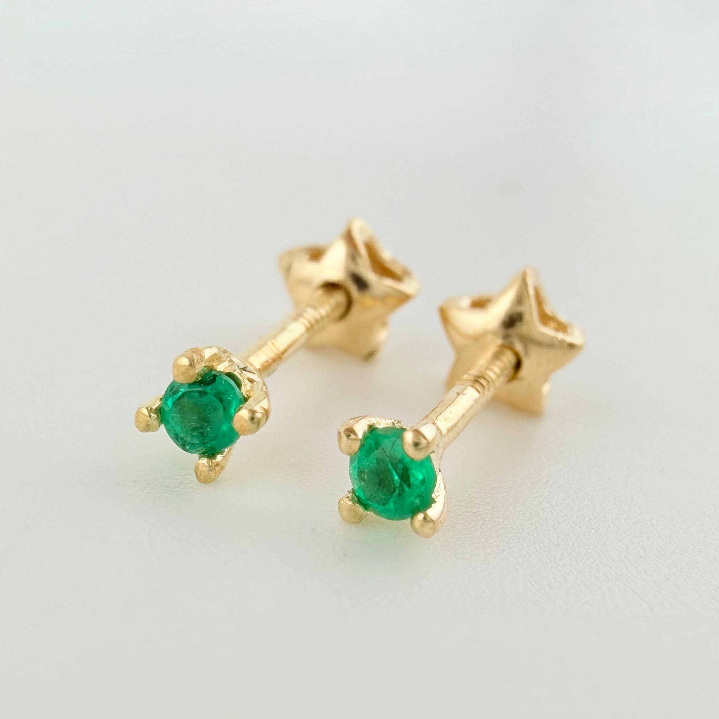 Topos Chispa Cuatro Garras Esmeraldas pts 0.7gr / 1.5mm Oro Amarillo 18K *