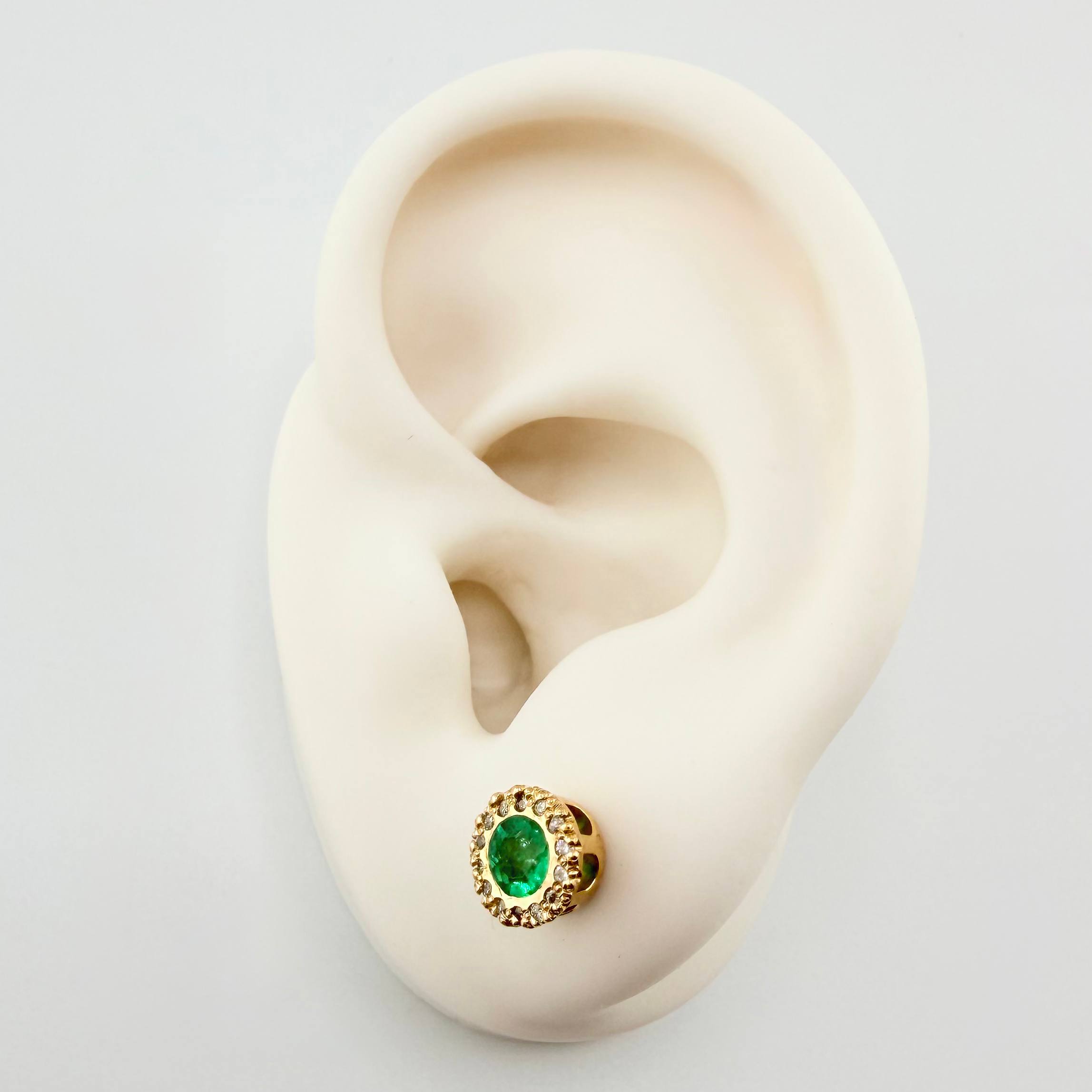 Topos Circulo Sobre Puesto Esmeraldas 80pts Diamantes 40pts 3.1gr / 7mm Oro Amarillo 18K *