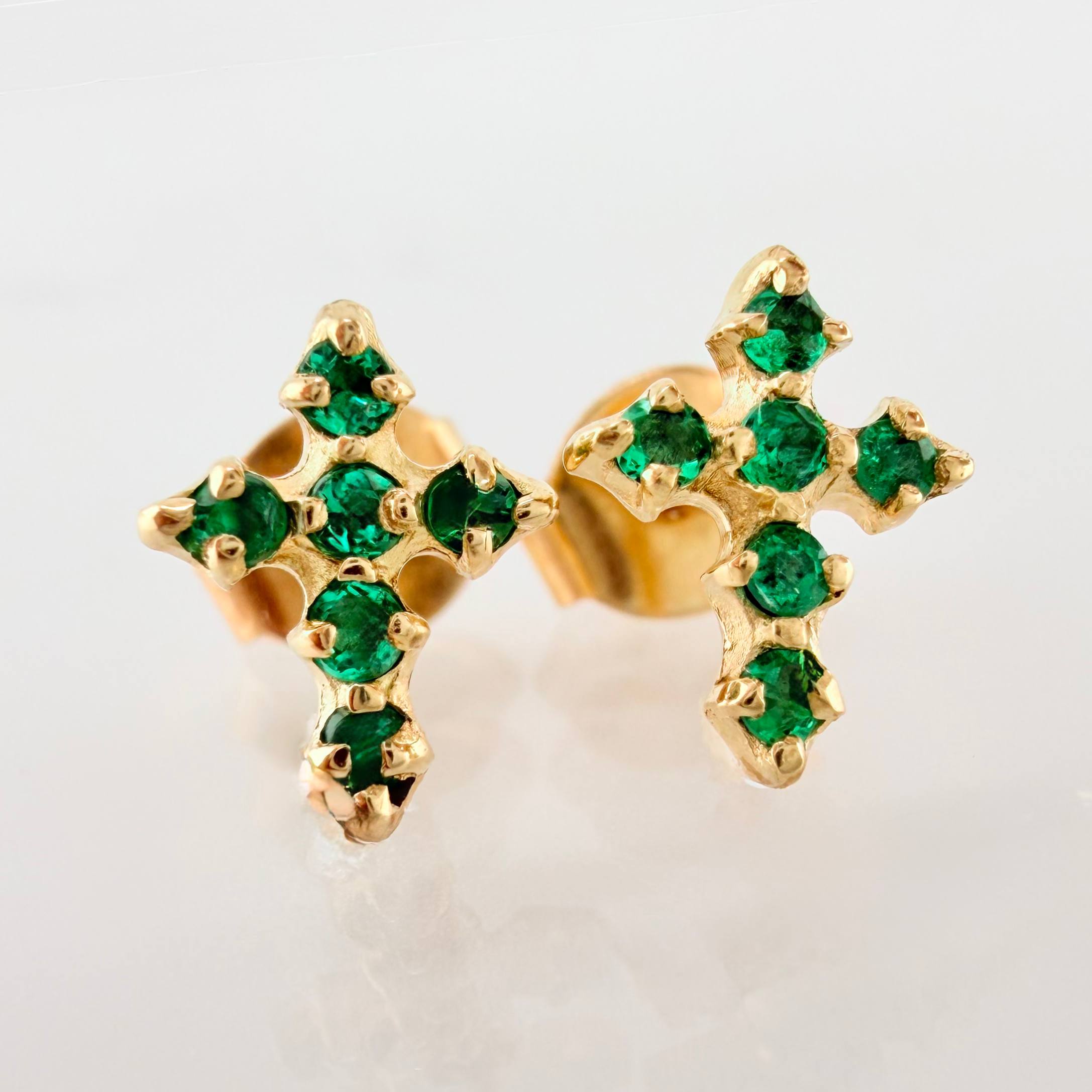 Topos Cruz Esmeraldas 18pts 1.2gr / 9mm Oro Amarillo 18K *