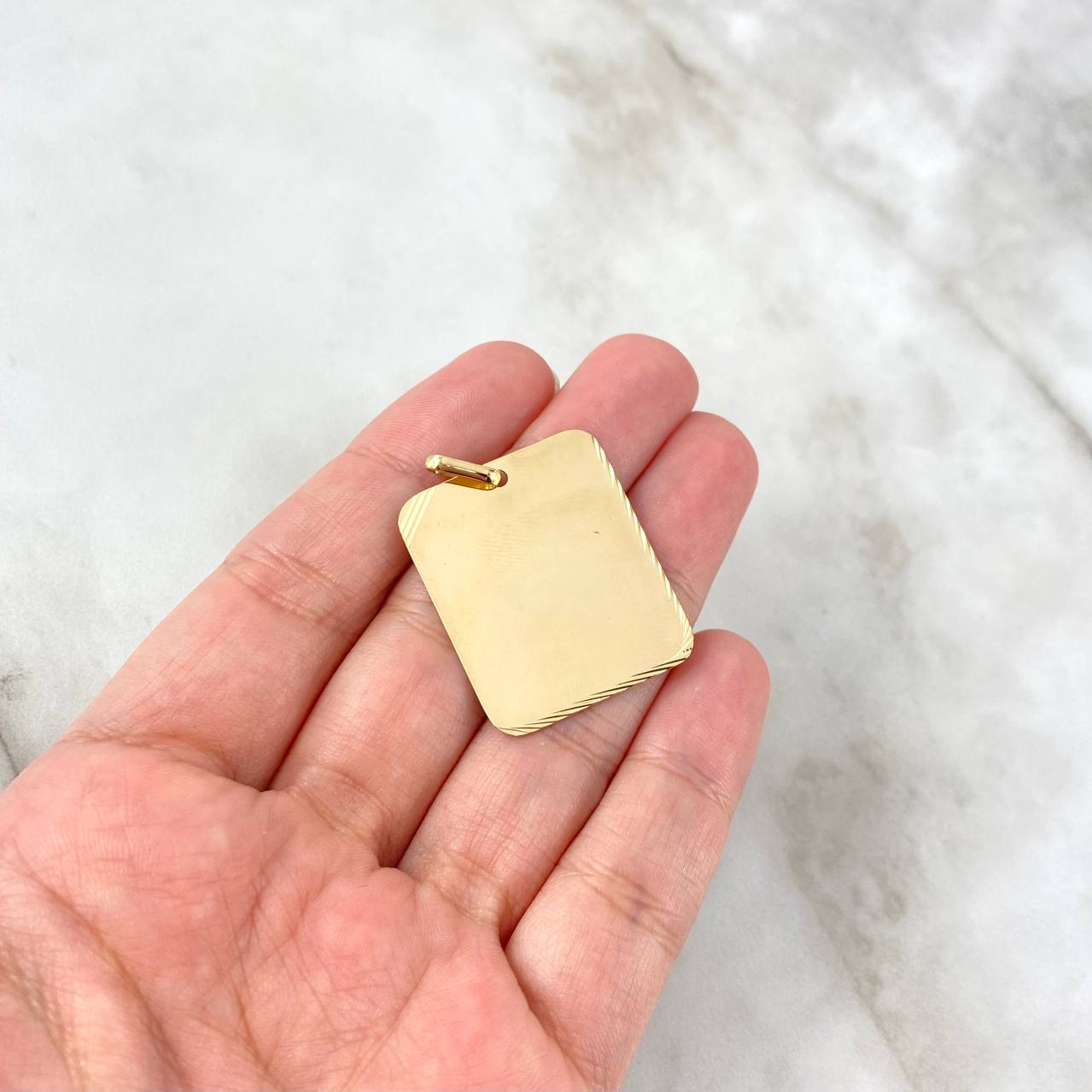 Dije Placa Rectangulo 4.75gr / 3.6cm / 25mm*30mm Rayas Diagonales - Bordes Diamantados Oro Amarillo