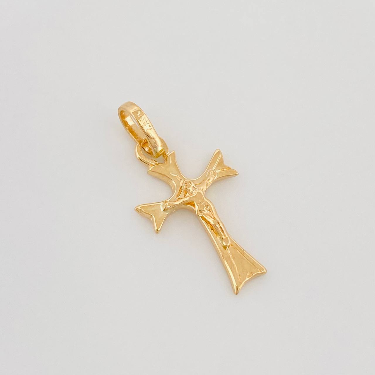 Dije Cruz Cristo 0.8 g / 2.3 cm Oro Amarillo 18K