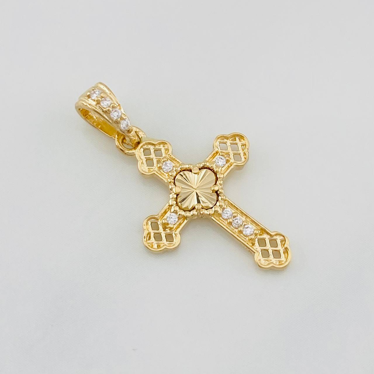 Dije Cruz Trébol Diamantado 1.2g / 2.4cm Oro Amarillo 18K