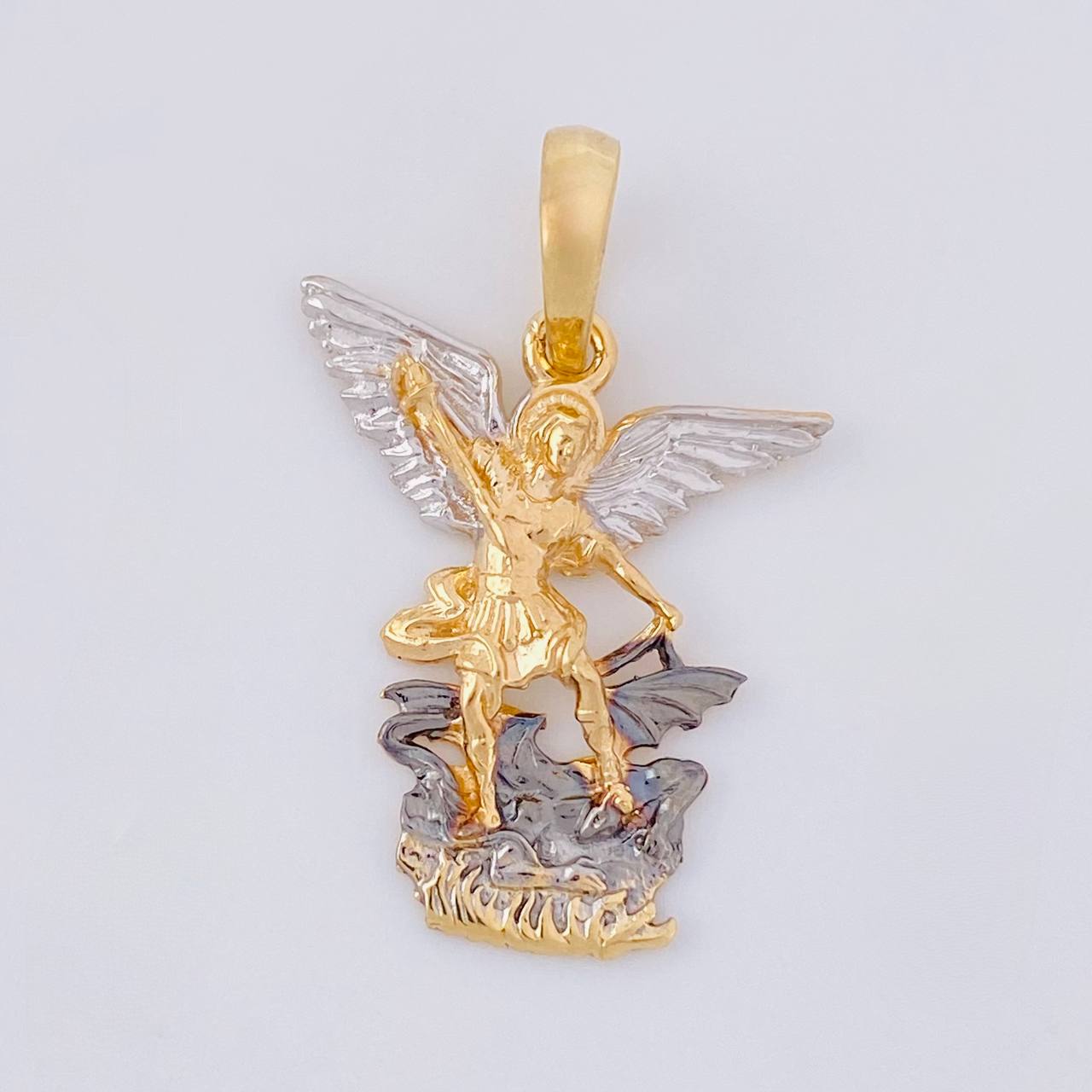 Dije San Miguel Arcangel 2.4g / 2.6cm Dos Oros Amarillo Blanco 18K