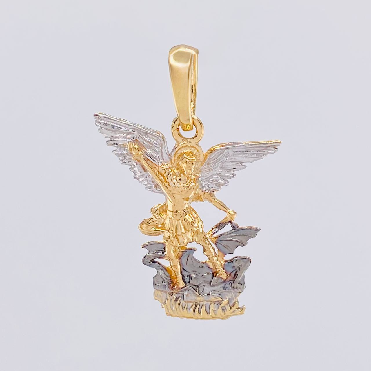 Dije San Miguel Arcangel 2.4g / 2.6cm Dos Oros Amarillo Blanco 18K