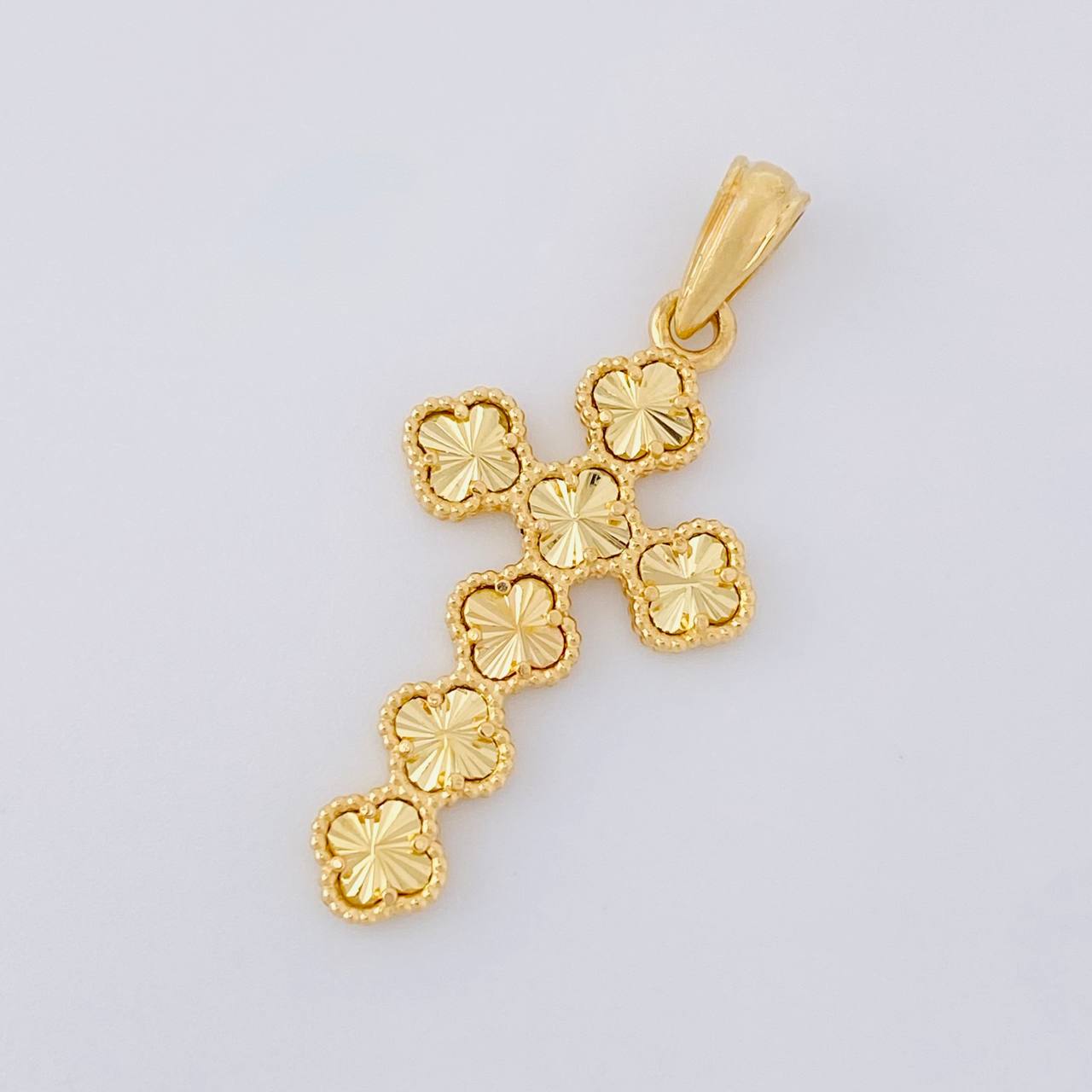Dije Cruz Trébol Diamantada 2.6g / 3.5cm Oro Amarillo 18K