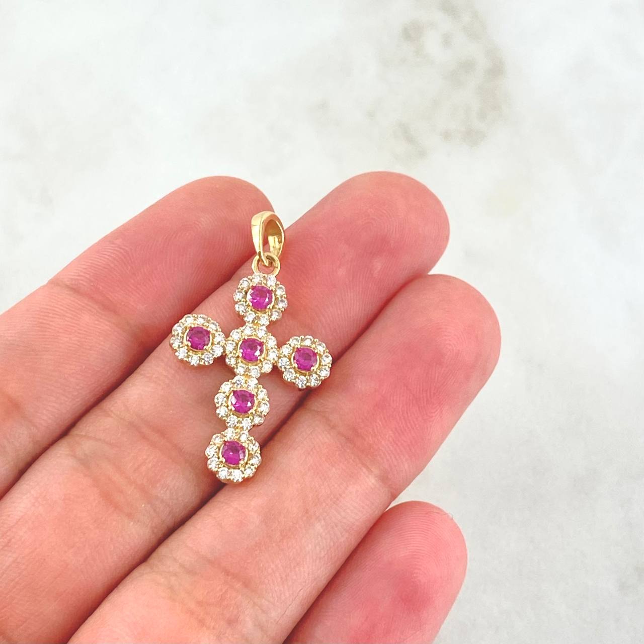 Dije Cruz Tupida 3.6gr / 3.4cm / Circones Blancos Y Fucsia Oro Amarillo 18K *