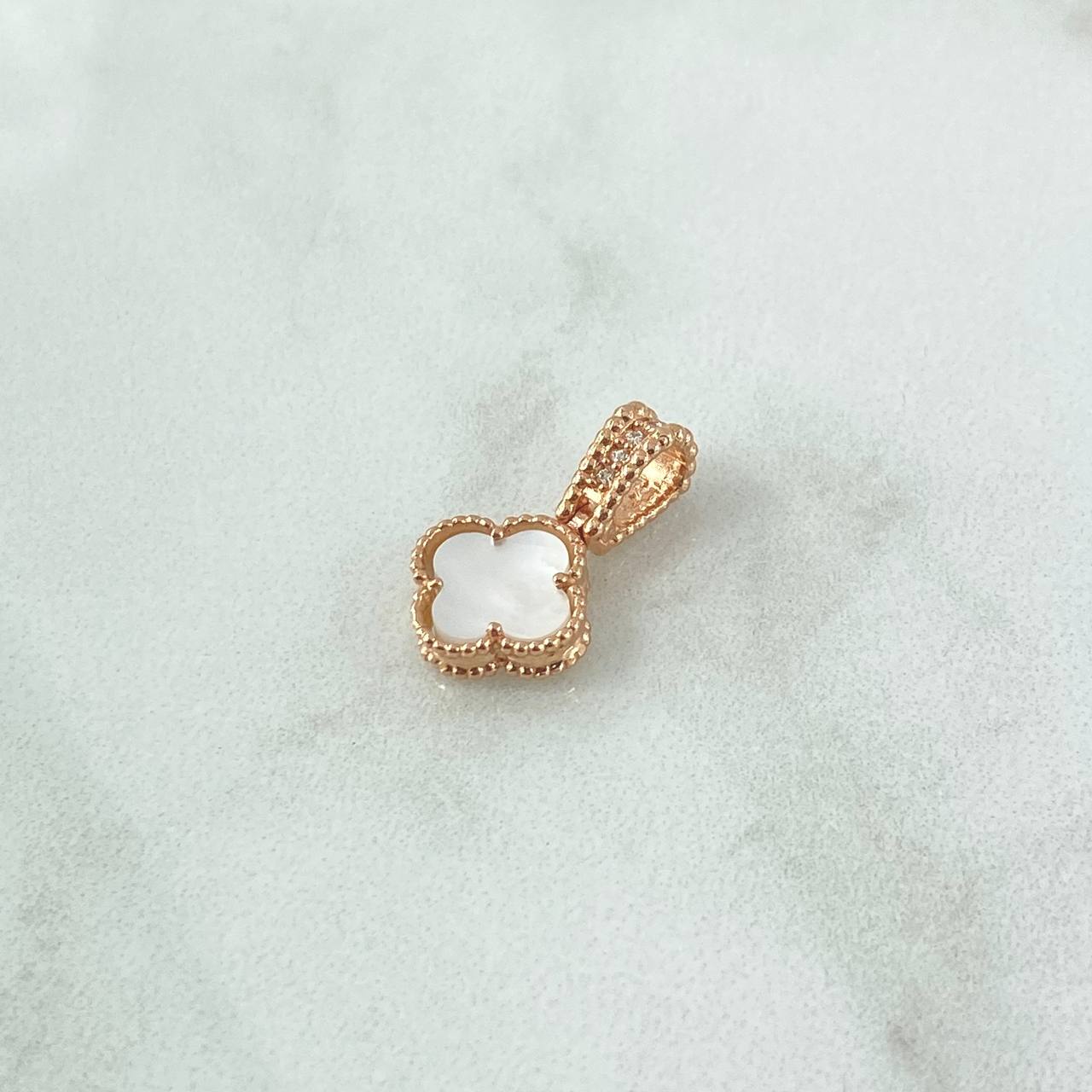 Dije Trebol VCyA 1.4gr / 1.7cm / Nacar Blanco Borde Punteado Oro Rosa 18K *