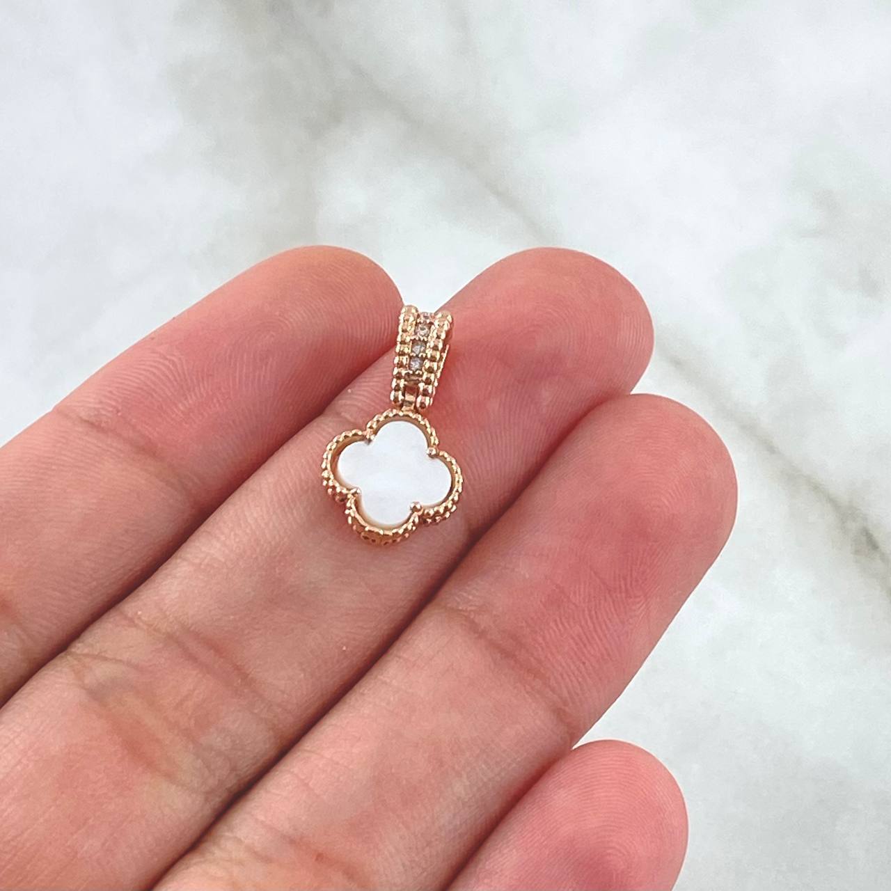 Dije Trebol VCyA 1.4gr / 1.7cm / Nacar Blanco Borde Punteado Oro Rosa 18K *