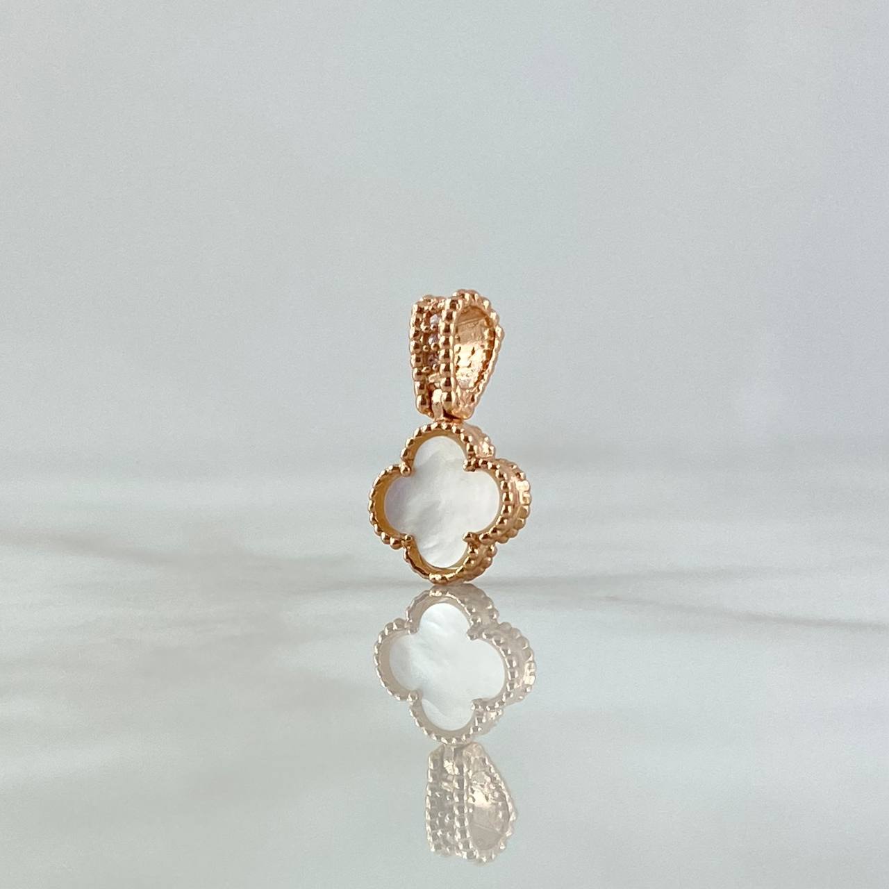 Dije Trebol VCyA 1.4gr / 1.7cm / Nacar Blanco Borde Punteado Oro Rosa 18K *