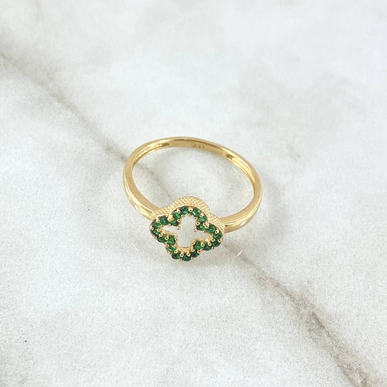 Anillo Silueta Trébol 2.05gr / T7 1/4 / Circones Verdes Oro Amarillo 18K