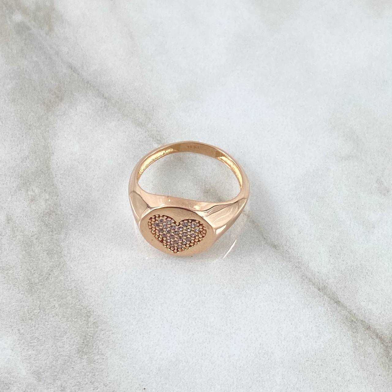 Anillo Sello Corazón Tupido 3.2gr / T5 3/4 / Circones Blancos Oro Rosa 18K