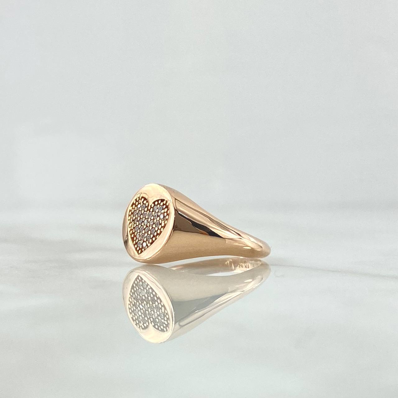 Anillo Sello Corazón Tupido 3.2gr / T5 3/4 / Circones Blancos Oro Rosa 18K