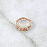 Anillo Tres Lineas Basteado 3.1gr / T5 3/4 / Circones Blancos Oro Rosa 18K ©