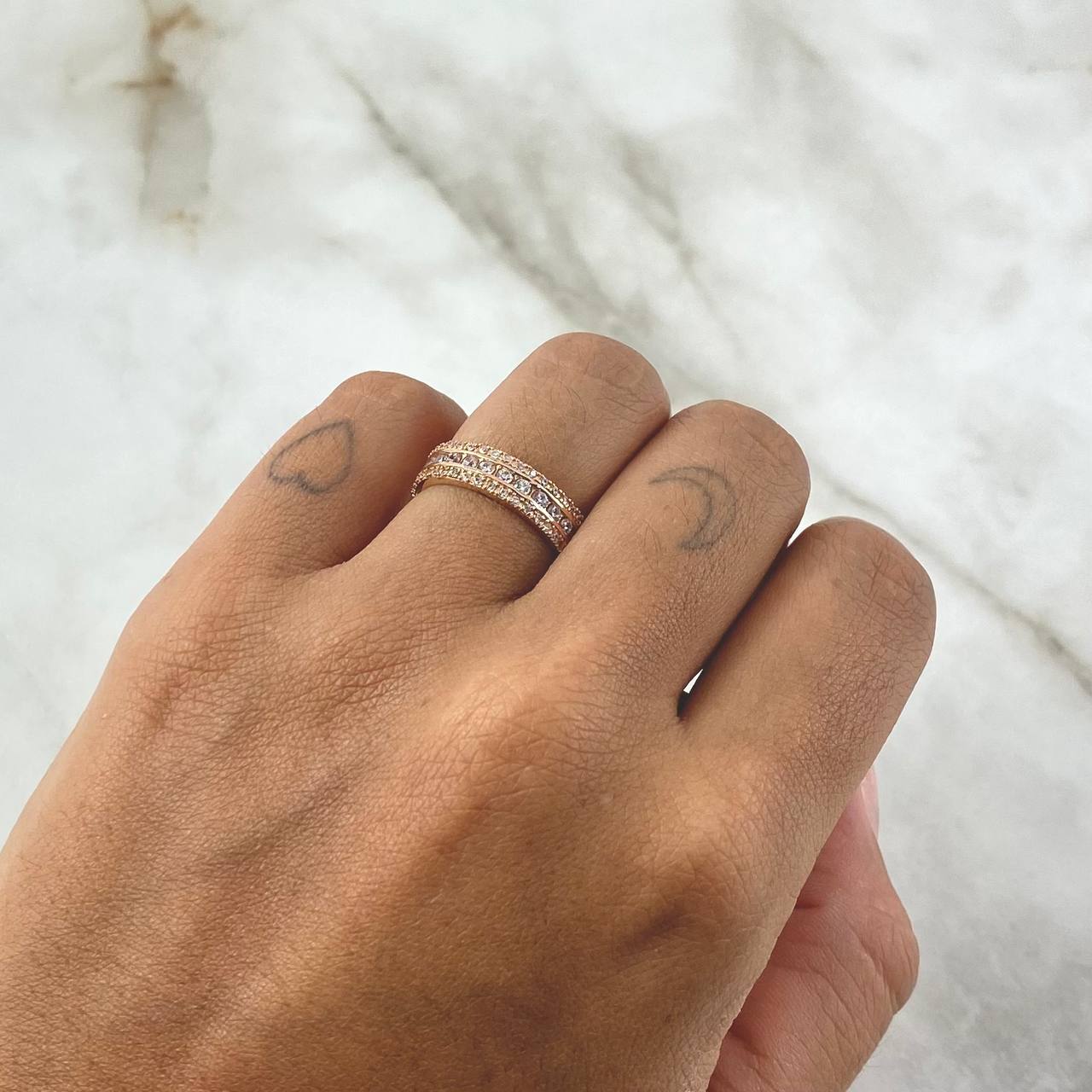 Anillo Tres Lineas Basteado 3.1gr / T5 3/4 / Circones Blancos Oro Rosa 18K ©