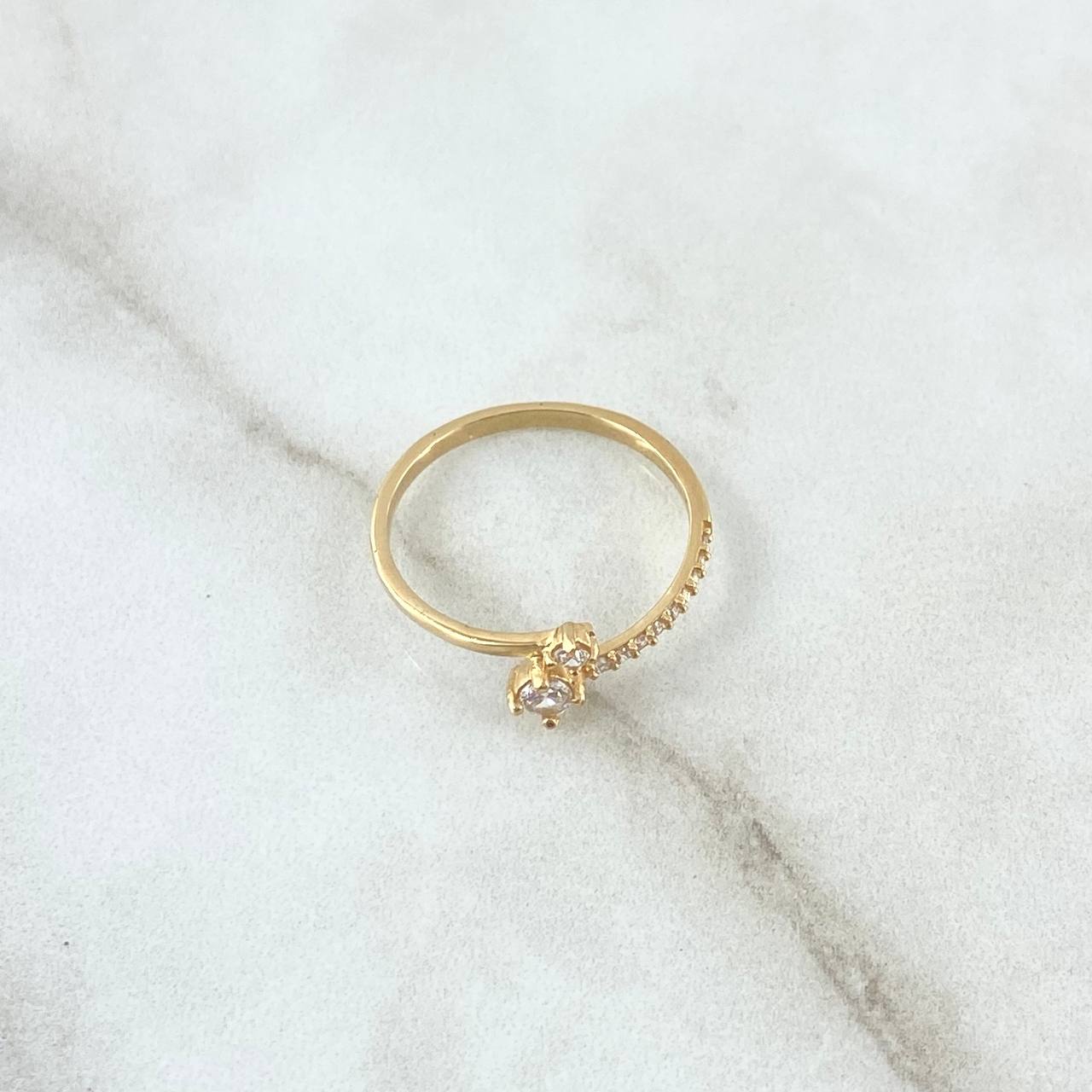 Anillo Solitario Doble 1.35gr / T5 1/2 / Circones Blancos Oro Amarillo 18K ©
