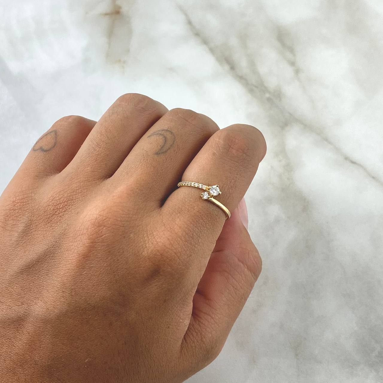 Anillo Solitario Doble 1.35gr / T5 1/2 / Circones Blancos Oro Amarillo 18K ©