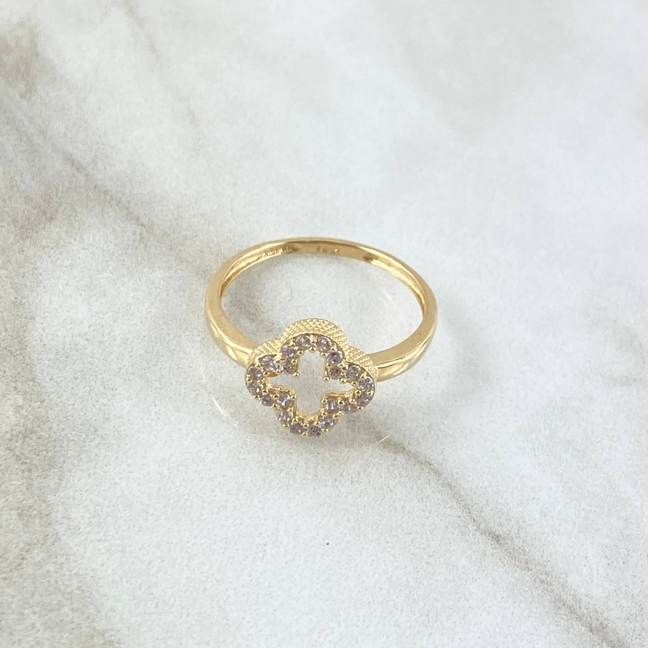 Anillo Silueta Trébol 2.1gr / T8 1/4 / Circones Blancos Oro Amarillo 18K
