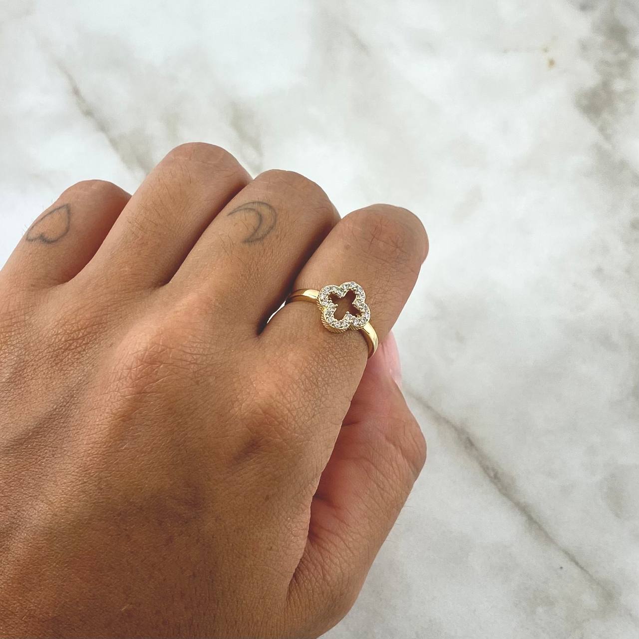 Anillo Silueta Trébol 2.1gr / T8 1/4 / Circones Blancos Oro Amarillo 18K