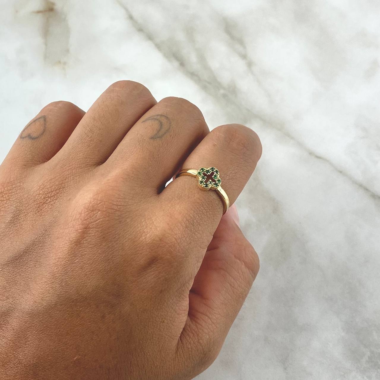 Anillo Silueta Trébol 1.6gr / T6 1/2 / Circones Verdes Oro Amarillo 18K ©