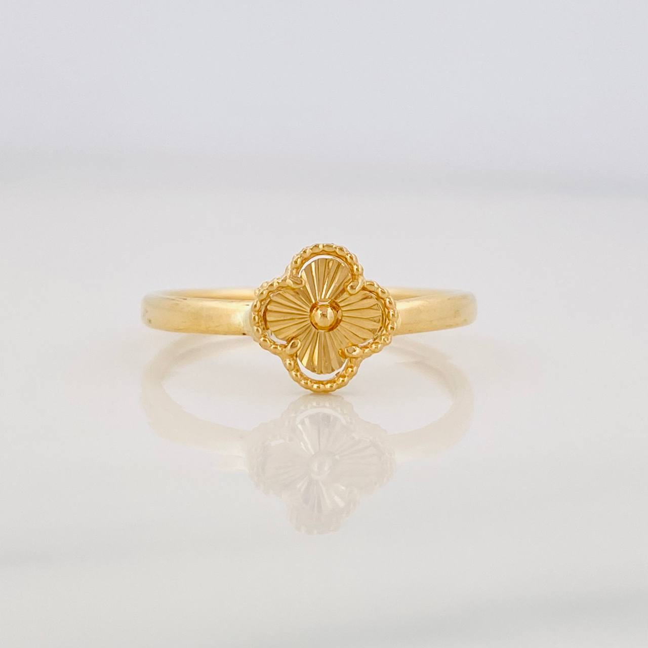 Anillo Flor Diamantada 0.9g / T6 Oro Amarillo 18K