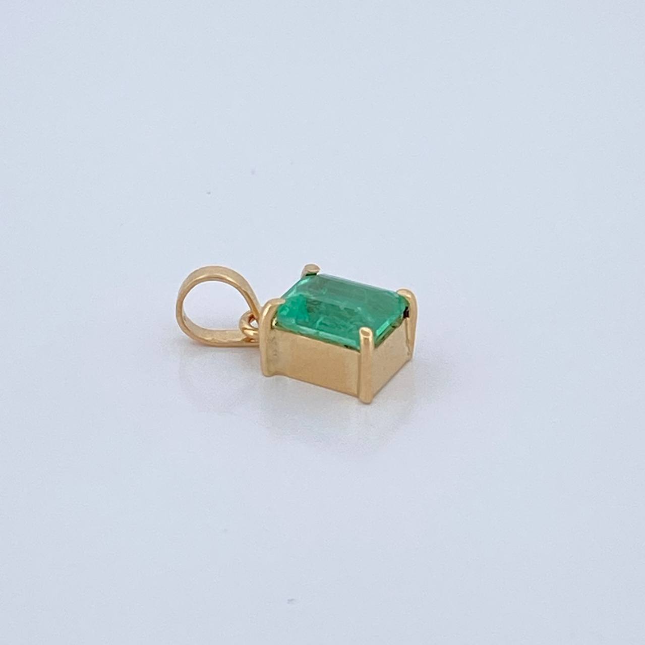 Dije Rectangular Esmeralda 70Pts 0.6gr / 1.3cm / Oro Amarillo 18K $
