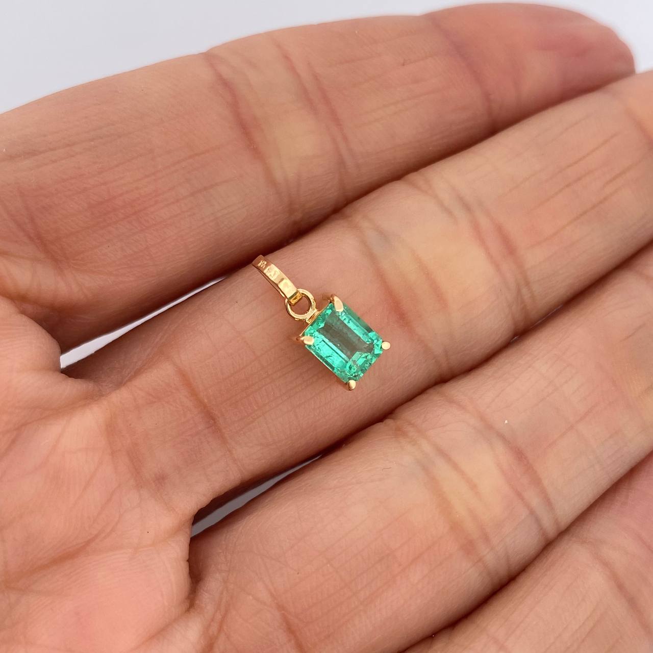 Dije Rectangular Esmeralda 70Pts 0.6gr / 1.3cm / Oro Amarillo 18K $