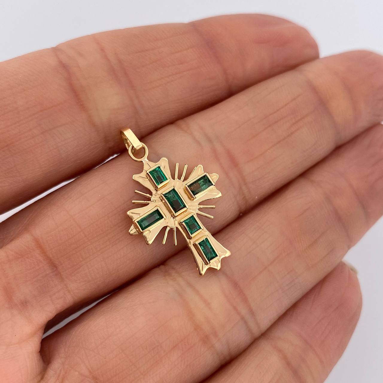Dije Cruz Plana Esmeralda 36Pts 1.4gr / 2.5cm / Oro Amarillo 18K $