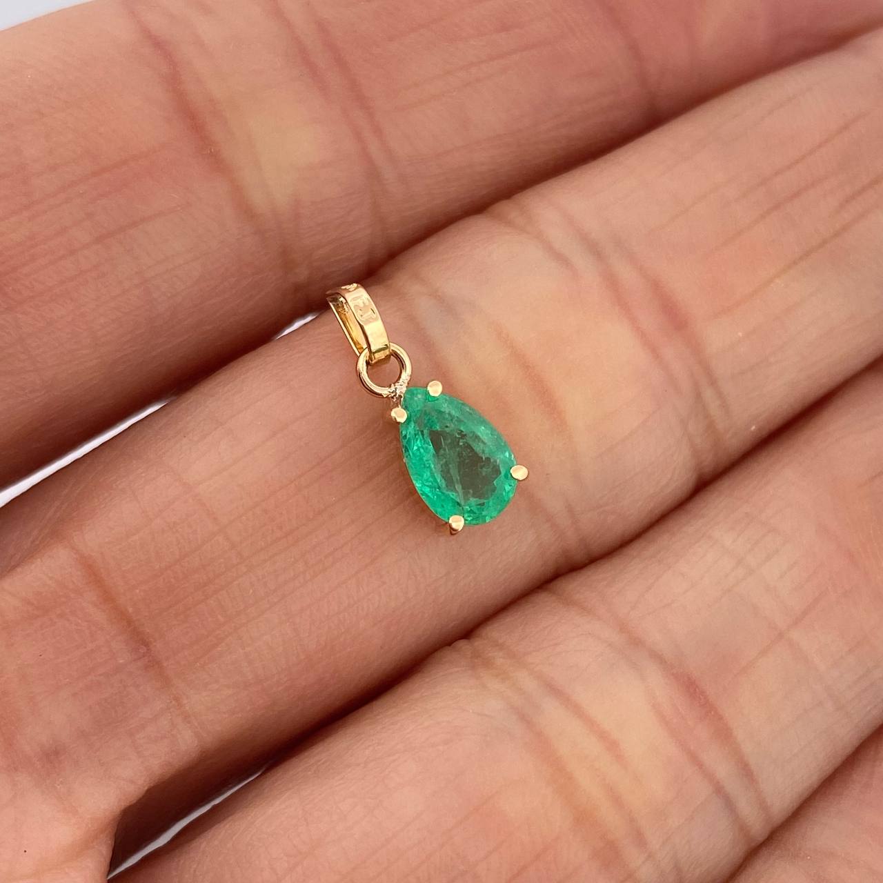 Dije Lagrima Esmeralda 58Pts 0.55gr / 1.4cm / Oro Amarillo 18K $