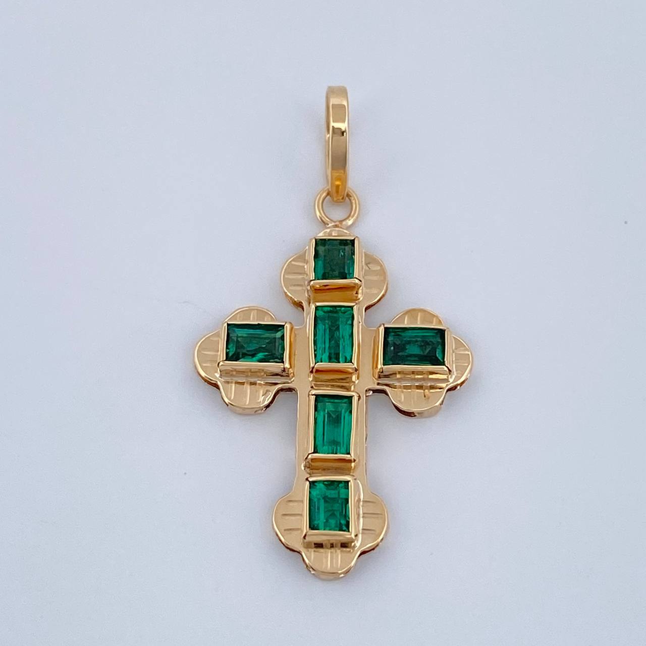 Dije Cruz Plana Esmeralda 57Pts 1.4gr / 2.7cm / Oro Amarillo 18K $